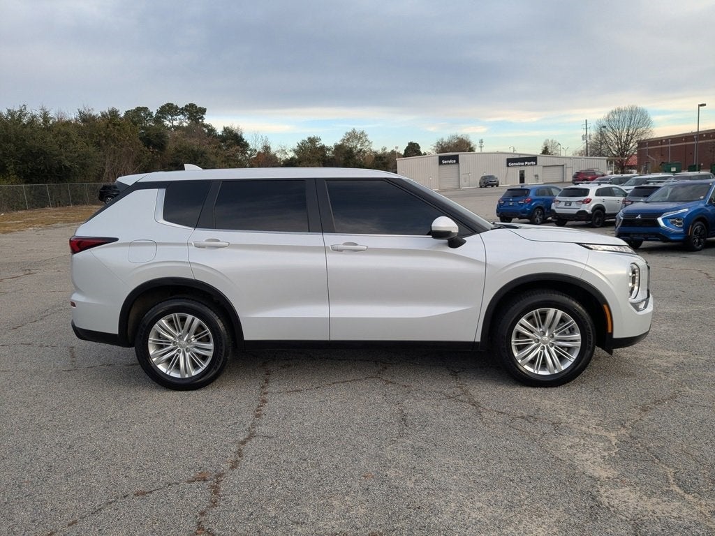 2024 Mitsubishi Outlander ES