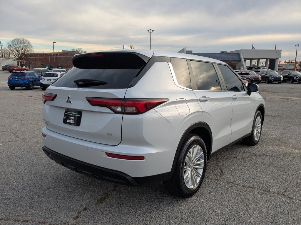 2024 Mitsubishi Outlander ES