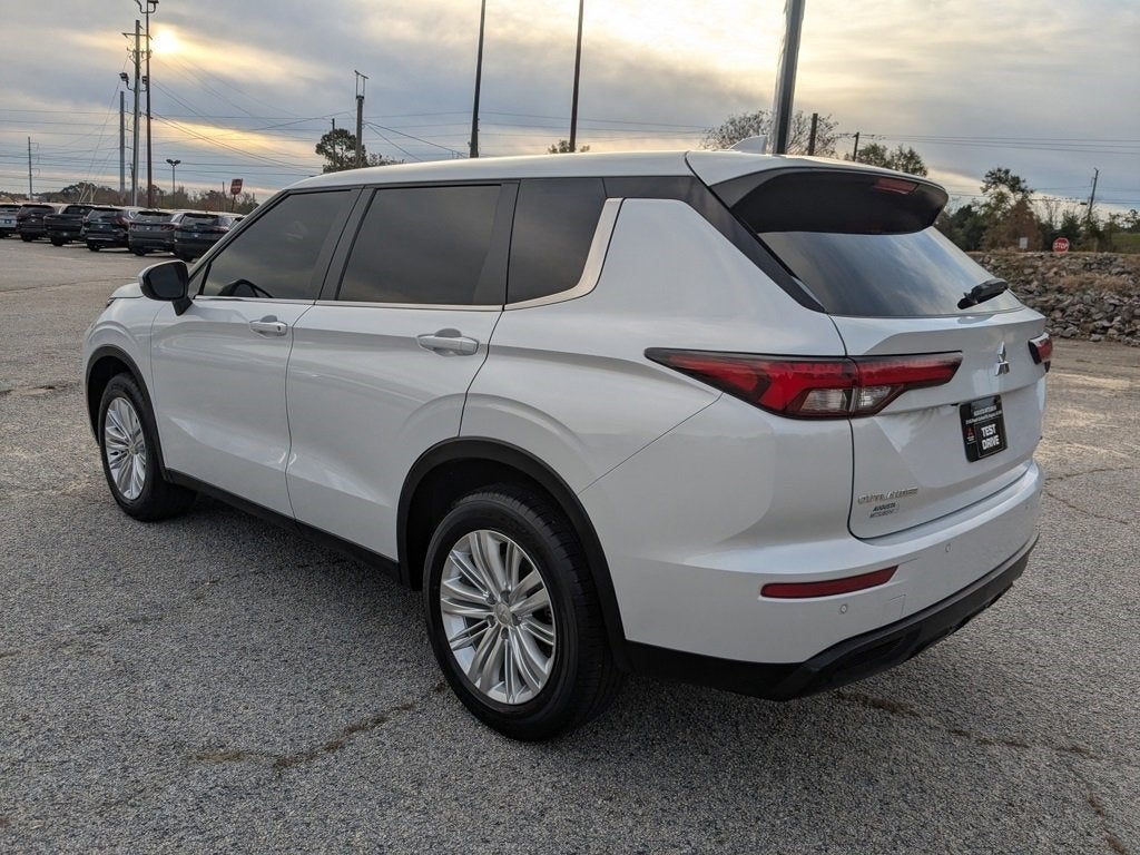 2024 Mitsubishi Outlander ES